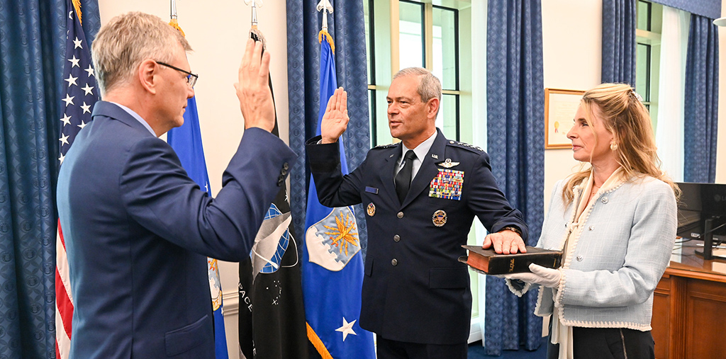 Chief of Staff Kenneth S Wilsbach being sworn in
