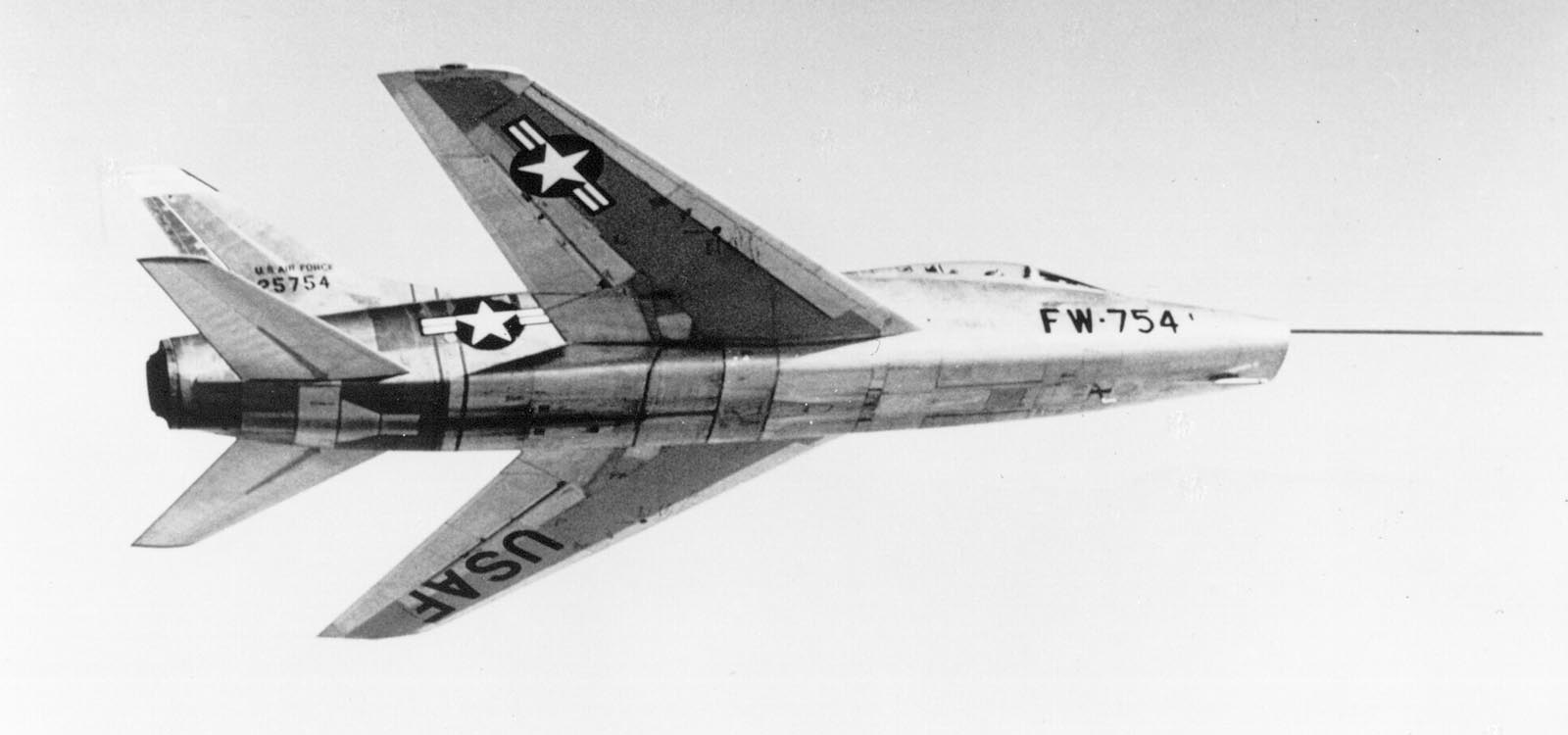F-100 Super Sabre, 1954
