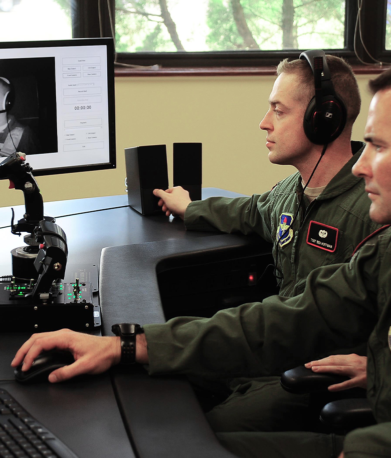 physiologists working in front of a computer 