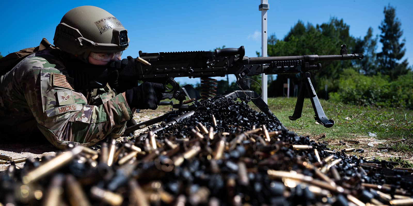 Airman holding a M240B Machine Gun