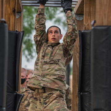 airmen doing obstacle course 