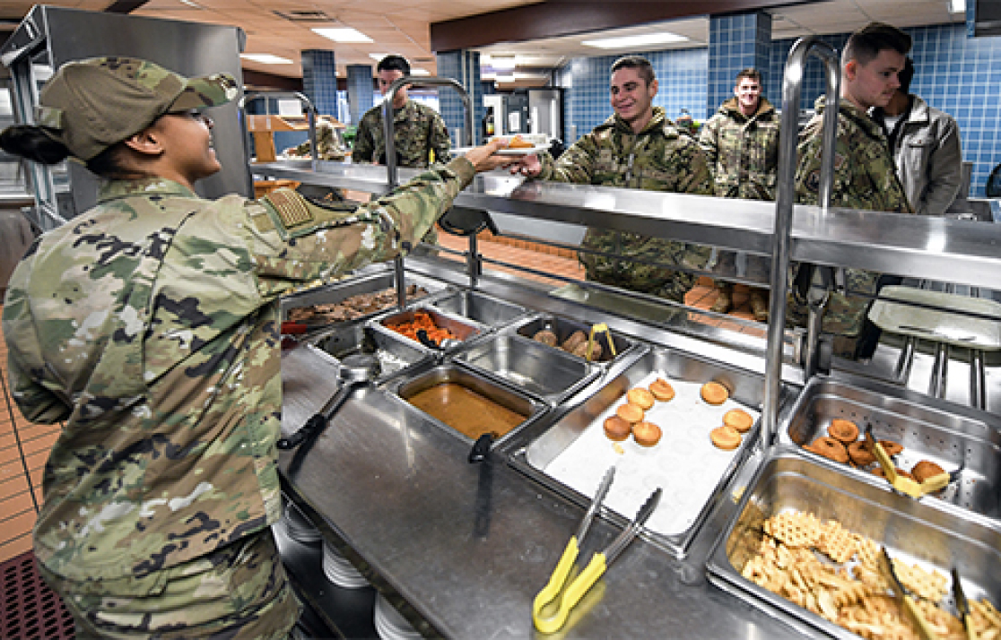 airmen getting food