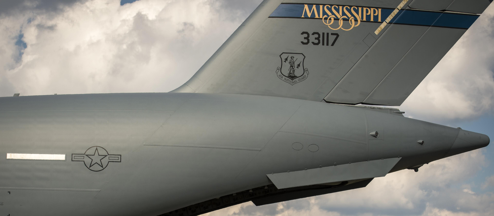Air National Guard plane and tractor no Mississippi airfield