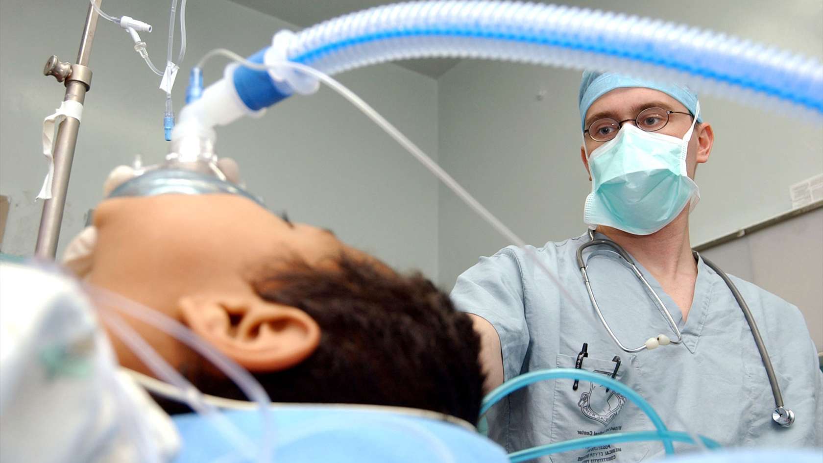 anesthesiologist giving patient anesthesia