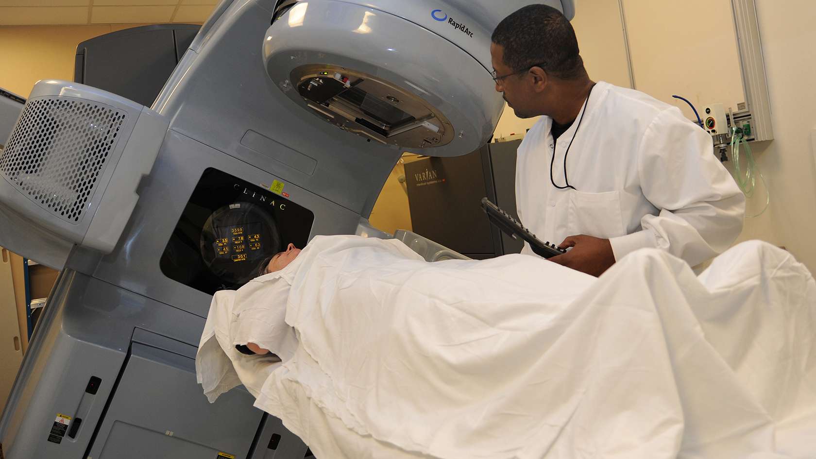 Radiotherapist talking to a patient in scan 